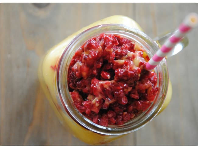 Smoothie frappé mangue, banane et framboises