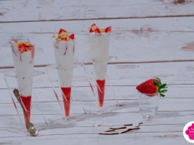 Cônes de coulis de fraises, de chantilly coco et de fraises avec un crumble de biscuits