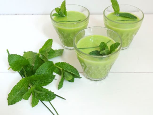 Soupe froide de petits pois et concombre, menthe et ciboulette