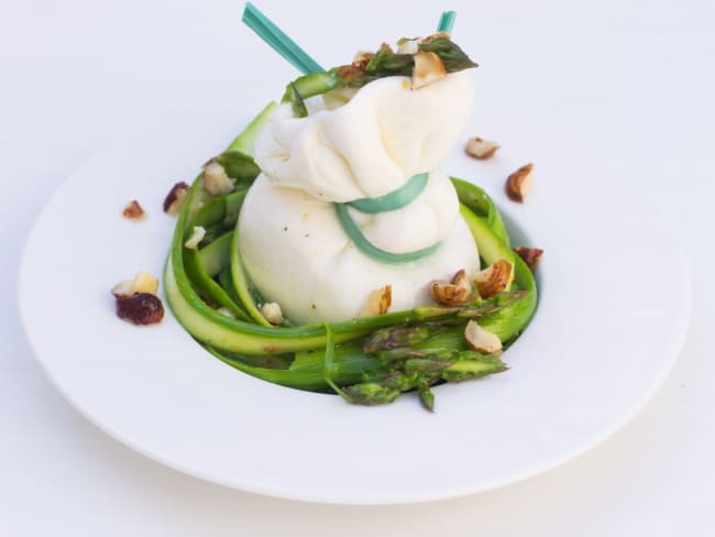 Burrata et tartare d'asperges vertes aux noisettes