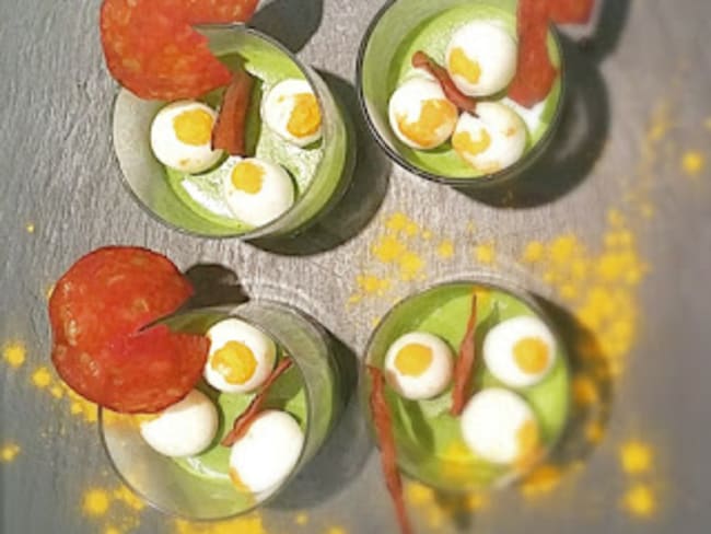 Petits oeufs de cailles sur panacotta d'herbes et chips de chorizo