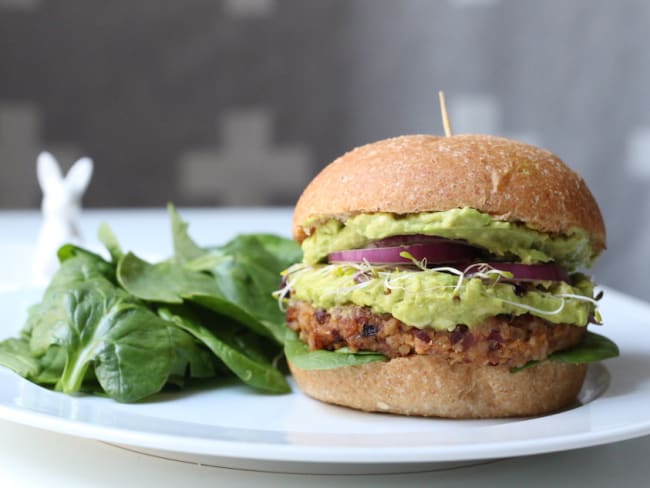 Burger végétarien aux haricots noirs, patates douces, et double guacamole.