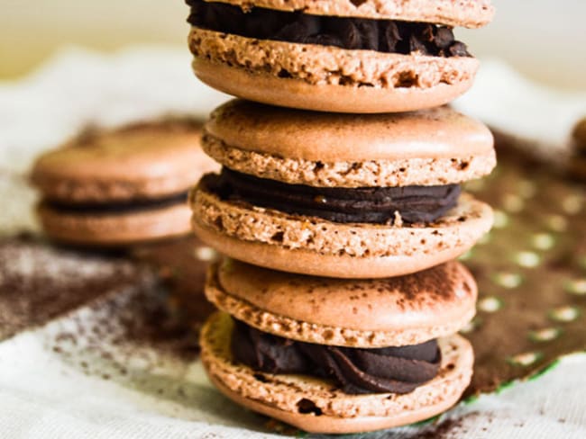 Macarons au chocolat et coeur coulant caramel au beurre salé