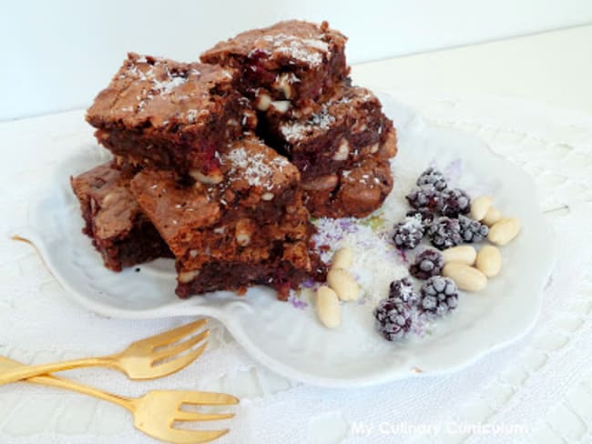 Brownies chocolat au lait, amandes, mûres et noix de coco