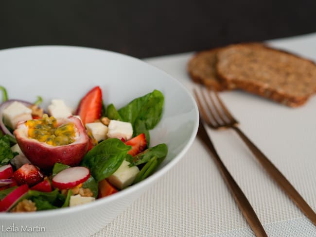 Salade de jeunes pousses d’épinard, Munster blanc et fraises d’Alsace, vinaigrette passion