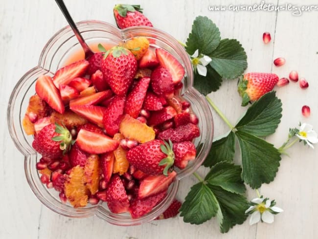 Salade de fraises, grenade et orange parfumée à l’eau de rose