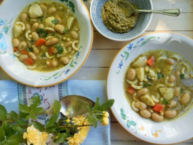 Soupe de haricots et de pâtes au pesto d’herbes