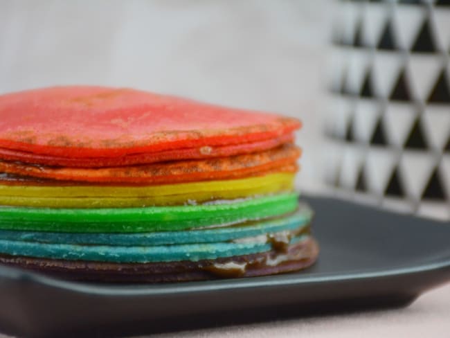 Rainbow crêpes cake