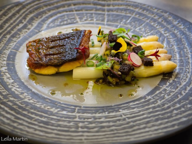 Pavé de bar grillé, asperge et rhubarbe