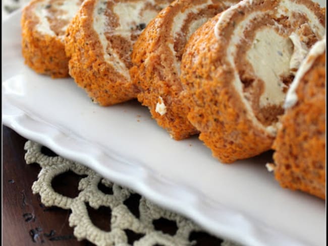 Roulé à la tomate et au fromage frais aux herbes pour un buffet