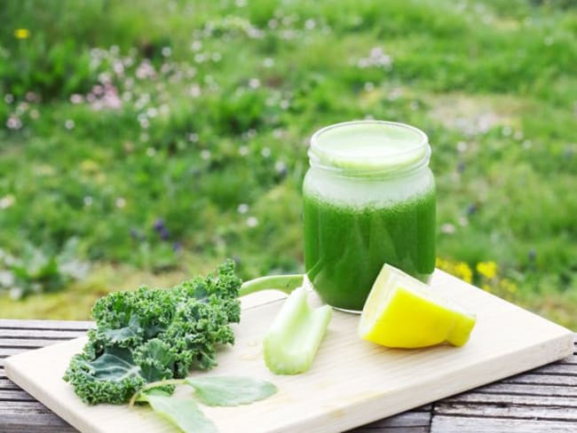 Jus de fanes de radis, kale et citron