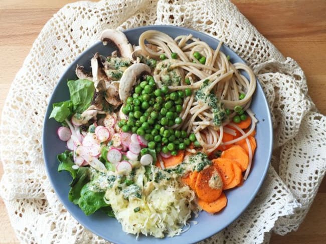 Spaghettis de riz complet, petits pois et ses crudités