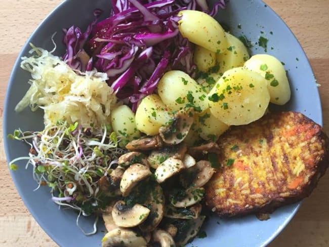 Tofu, champignons, pommes de terre et crudités