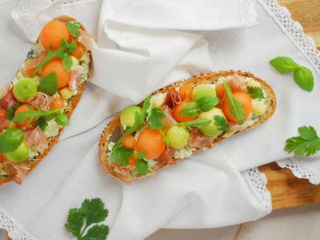 Tartine melon, avocat, speck et herbes folles