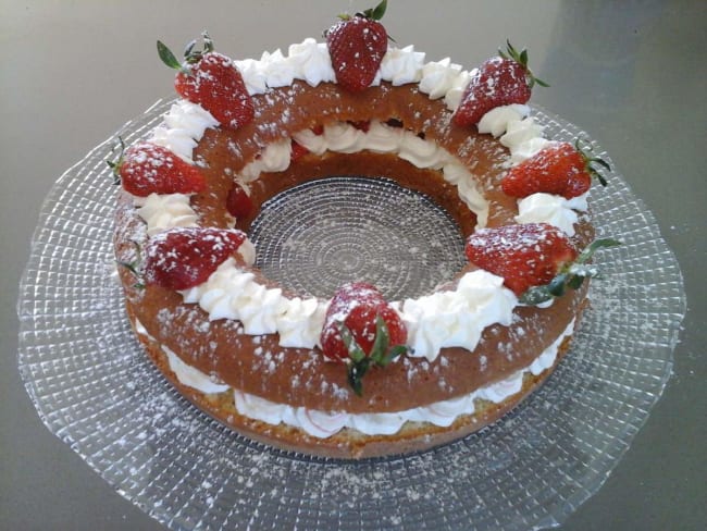 Génoise en couronne chantilly et fraises