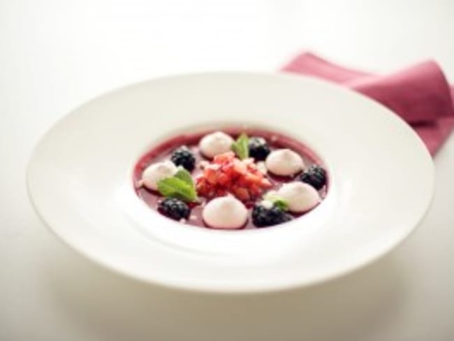 Gelée de framboises et sa ganache à la fraise, tartare de fraise épicée et éclat de meringue : un dessert frais et léger