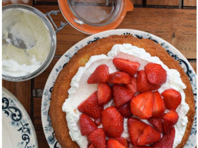 Victoria sponge cake fraises chantilly