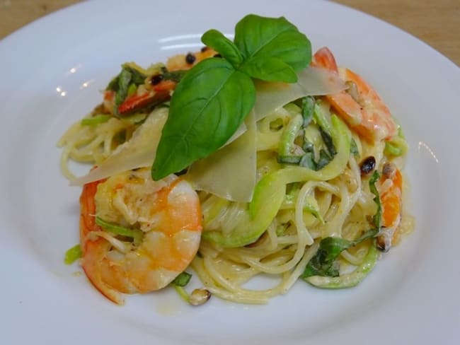 Spaghettis de courgettes aux gambas, piment d'Espelette, basilic et pignons