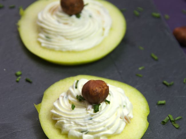 Canapés fraîcheur pommes, st morêt et échalotes