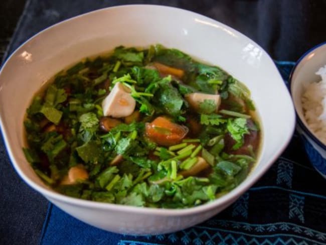 Soupe vietnamienne à la tomate et au tofu