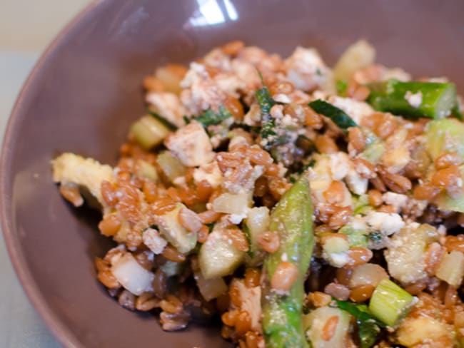 Salade d'asperges vertes à l'épeautre, à l'avocat et à la feta