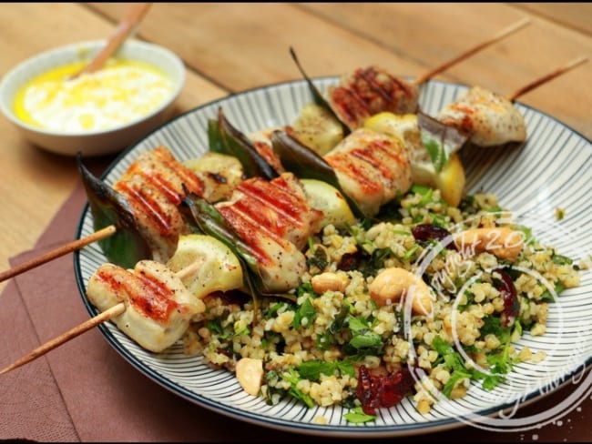 Brochettes de poulet et taboulé de boulgour aux fruits secs (cranberries, noix de cajou...)