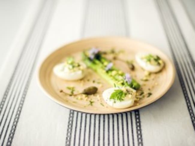 Trio d'asperges et ses oeufs mimosa aux escargots et câpres, vinaigrette estragon