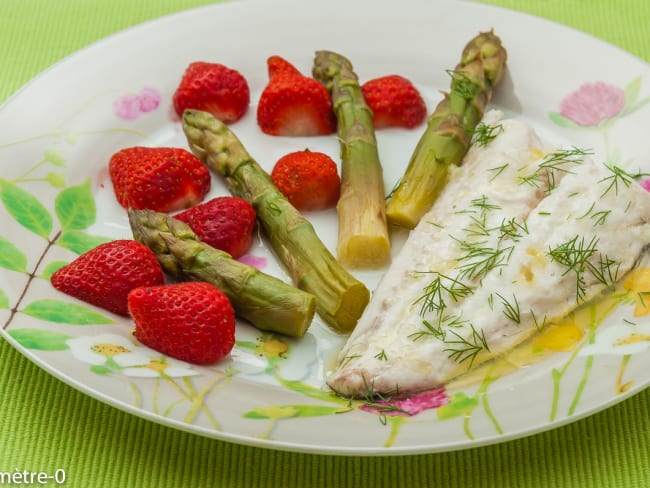 Merlu aux asperges vertes et aux fraises