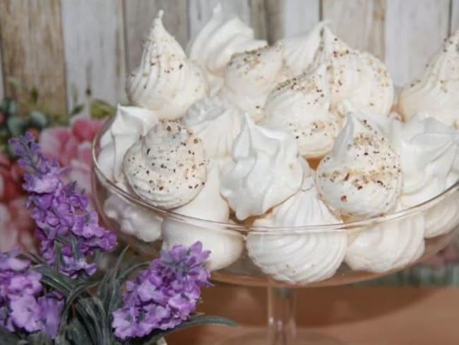 Meringues nature et noisette