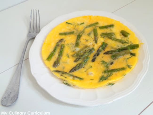 Petites omelettes aux asperges, parmesan et à l'aneth