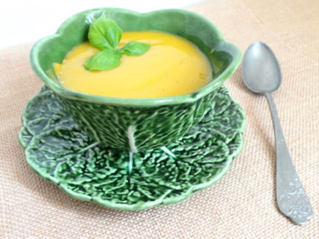 Soupe carottes, céleri branche, pommes de terre et basilic