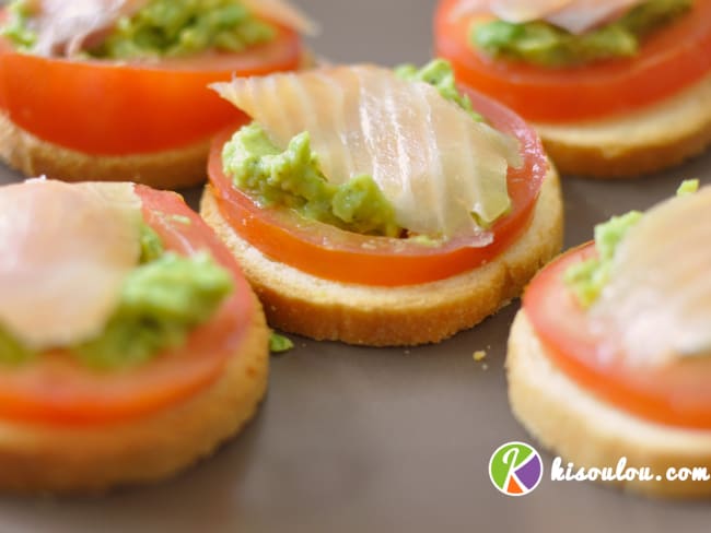 Toast au saumon fumé tomate avocat