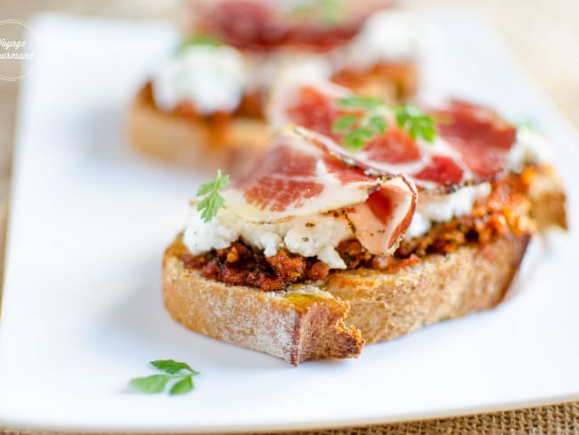 Tartine corse au brocciu, coppa et pesto rouge de tomates séchées