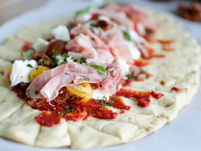 Pizza tressée aux tomates séchées, jambon cru et mozzarella