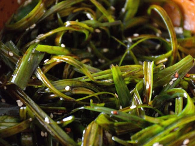 Salade d'oignons verts épicés à la coréenne