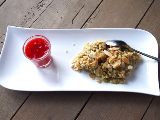 Crumble à la rhubarbe et son coulis de fraises