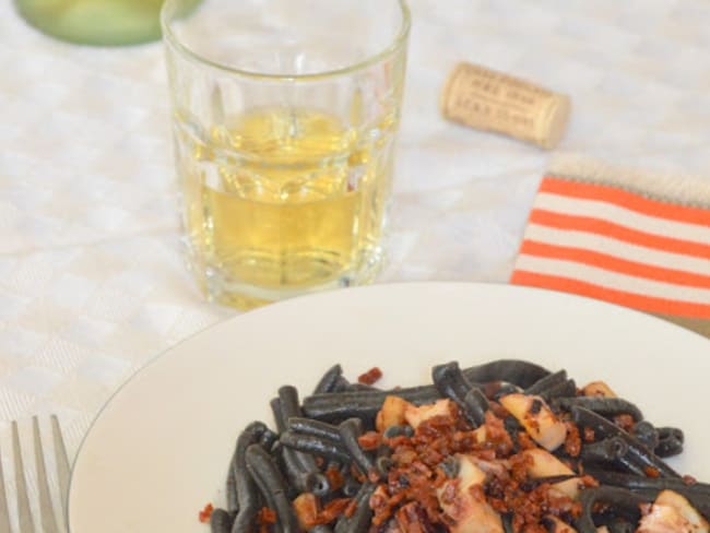 Pâtes à l'encre de seiche, poulpe et pépites de chorizo