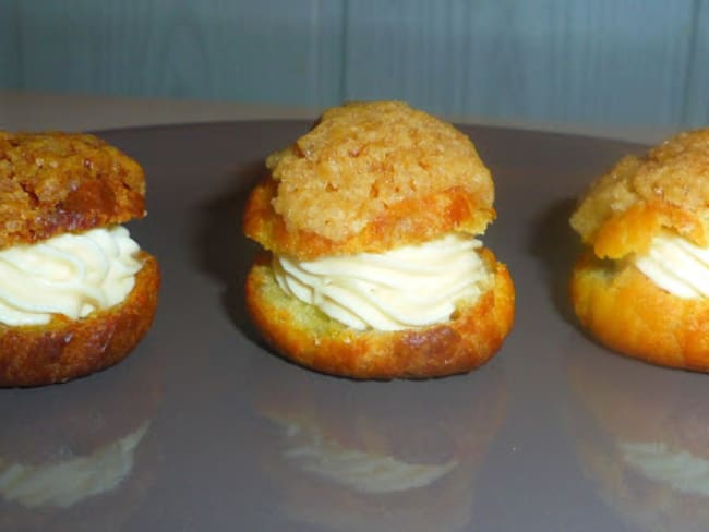 Petits choux craquelins hyper gourmands fourrés à la crème mascarpone au caramel beurre salé