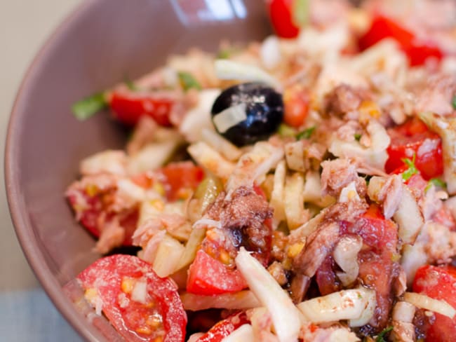 Salade composée de fenouil, au thon, aux tomates cerises et aux oeufs durs