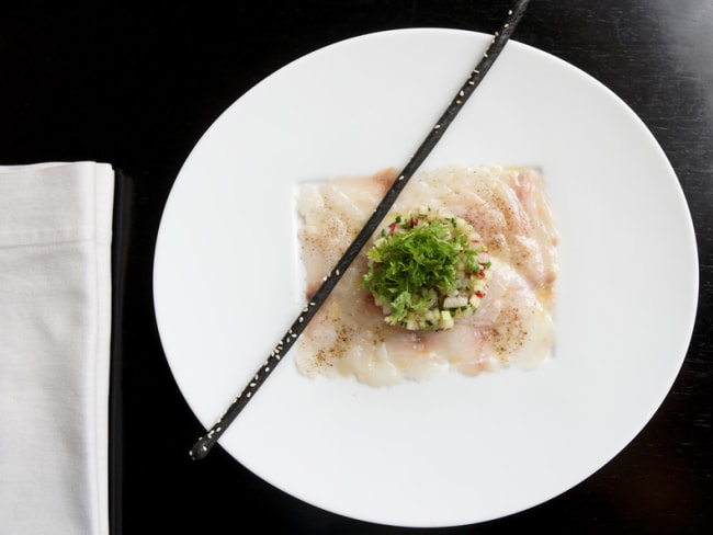 Carpaccio de bar et salpicon de câpres pommes et herbes aromatiques