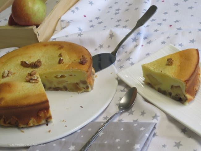 Gâteau pommes, noix et caramel