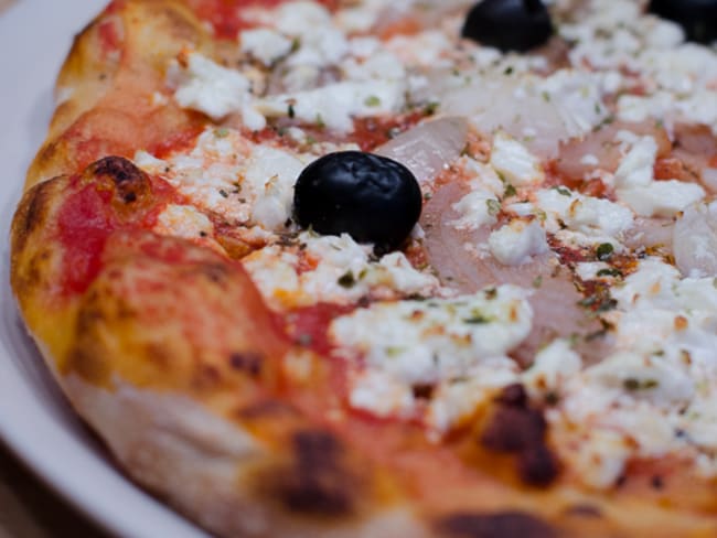 Pizza à l'oignon et à la feta