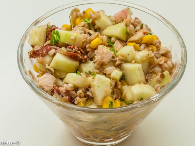 Salade de blé au thon maïs, tomates confites et concombre