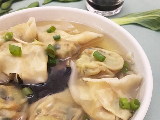 Soupe de raviolis wontons au chou pak choï et gingembre