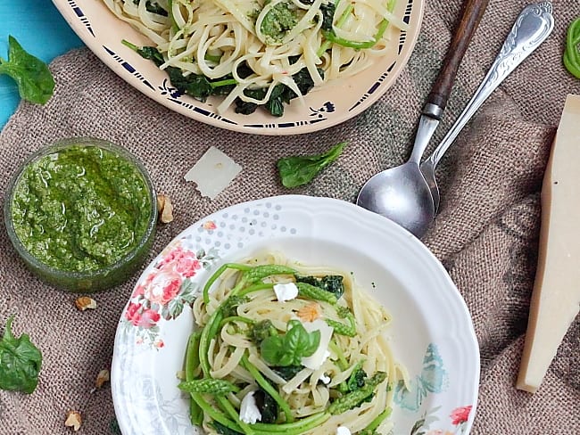 Pâtes aux épinards, asperges sauvages et pesto de roquette fait maison