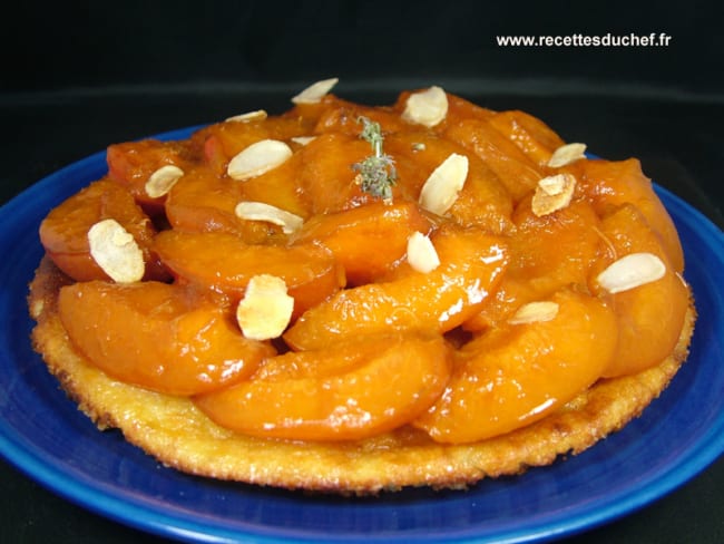 Tarte amandine à l'abricot poché au thym