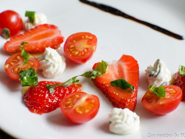 Fraises et tomates cerises accompagnées de chantilly à la feta