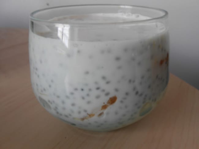 Pudding de chia à la coco, pomme et mandarine