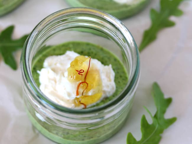 Verrine de pesto roquette, chèvre frais et confit de safran