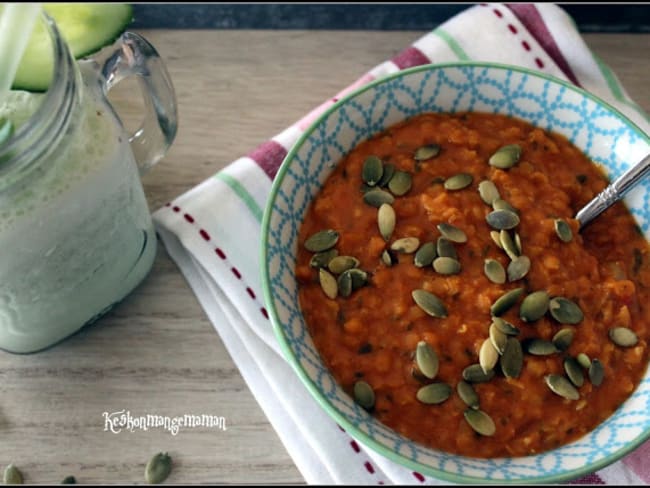 Soupe de lentilles corail à la tomate, lait de coco et curry